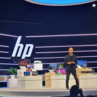 Alex Show, président de l'activité Personal Systems chez HP. Derrière lui, se trouve tous les nouveaux PC portables dévoilés à l'occasion de la conférence Amplify Partner. (crédit : CT) 
