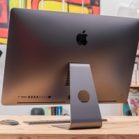Le futur iMac de plus de 30 pouces d'Apple devrait tre proche de l'iMac Pro (en photo). Il pourrait tre quip d'un processeur M3 Pro, d'un cran 5K, d'une coque Space Gray et d'options de stockage et de mmoire vive haut de gamme.(Illustration : Apple)