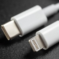 Apple se plie aux exigences de la Commission européenne en remplaçant son port propriétaire Lightning par l'USB-C. (crédit : IDG)