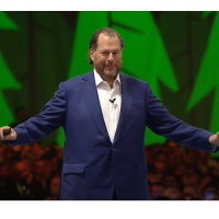 Marc Benioff, CEO de Salesforce, va investir dans l'IA et donc veut renforcer les équipes de la firme en recrutant à nouveau. (Crédit Photo : Salesforce)