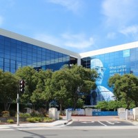 La sparation comptable des entits fonderie et produits d'Intel claire mieux les difficults de la firme de Santa Clara face  ses concurrents fabless. (Crdit Coolcaesar/Wikipedia)