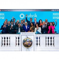 Bipul Sinha, CEO et fondateur de Rubrik (au centre de la photo) a officiellement introduit en bourse le spcialiste de la sauvegarde as a service. (Crdit Photo : NYSE)