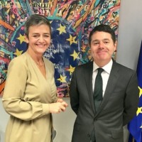 Margrethe Vestager, Commissaire europenne  la concurrence, avec Paschal Donohoe, ministre des Finances du gouvernement irlandais, hier  Bruxelles. (Crdit : Twitter/@Paschald)