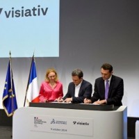 La signature de la convention tripartite avec de gauche  drtoite Florence Verzelen, directrice gnrale adjointe en charge des industries, du marketing, et du dveloppement durable de Dassault Systmes, Laurent Fiard, prsident directeur gnral de Visiativ.et Alexandre Portier, ministre dlgu en charge de la Russite scolaire et de lEnseignement professionnel (Crdit : Loran Dherines)