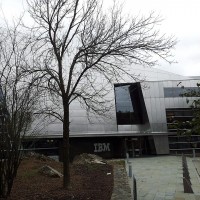 IBM se dirige vers une fin d'anne avec des atouts solides dans les logiciels et lintelligence artificielle, mais devra surmonter les dfis poss par le dclin de ses activits lies  l'infrastructure.(Crdit Treesmittenex)