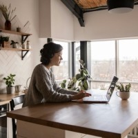 Face à une méfiance grandissante, certains employeurs utilisent des logiciels automatisés, dits bossware, pour surveiller en temps réel l’activité de leurs salariés. (Crédit K.Bolovtsova/Pexels) Face à une méfiance grandissante, certains employeurs utilisent des logiciels automatisés, dits bossware, pour surveiller en temps réel l’activité de leurs salariés. (Crédit K.Bolovtsova/Pexels)