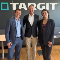 De gauche à droite : David Coste, président de Forterro, Jakob H. Kraglund, pdg de TargitT et Claire-Marie Nasr, VP M&A de Forterro. (Crédit Forterro) De gauche à droite : David Coste, président de Forterro, Jakob H. Kraglund, pdg de TargitT et Claire-Marie Nasr, VP M&A de Forterro. (Crédit Forterro)