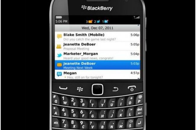 Par smartphone interpos�, les salari�s sont sollicit�s en dehors des heures de bureau (ci-dessus, le Blackberry Bold)