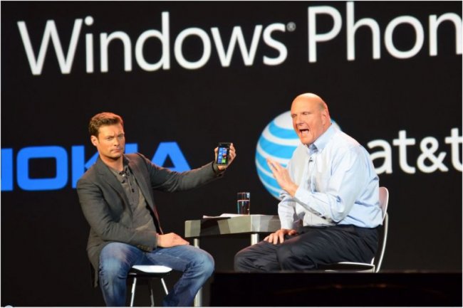 Pour son dernier keynote sur le CES, Steve Ballmer (à droite) a parlé de Windows Phone, de Windows 8 et de la technologie Kinect (crédit : IDGNS San Francisco). A gauche, l'acteur Ryan Seacrest.