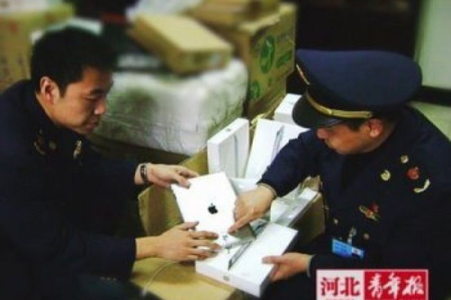 Confiscation d'iPad par un policier Chinois (Crdit photo: Hebei Youth Daily)