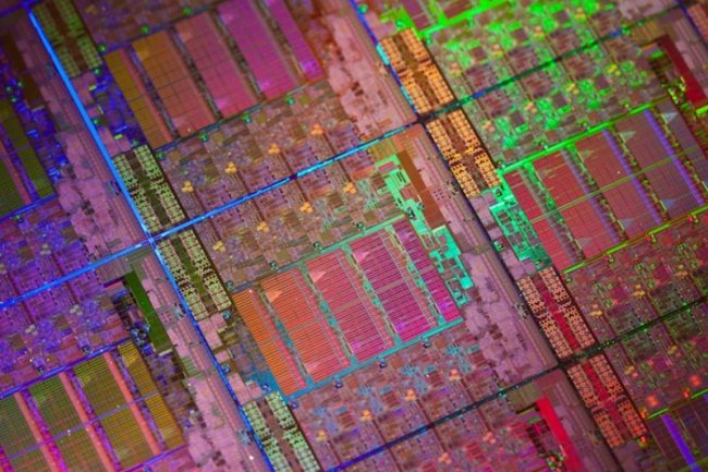 Selon Intel, les processeurs Xeon E5-2600 sont jusqu’à 80% plus rapides que leurs  prédécesseurs.  
