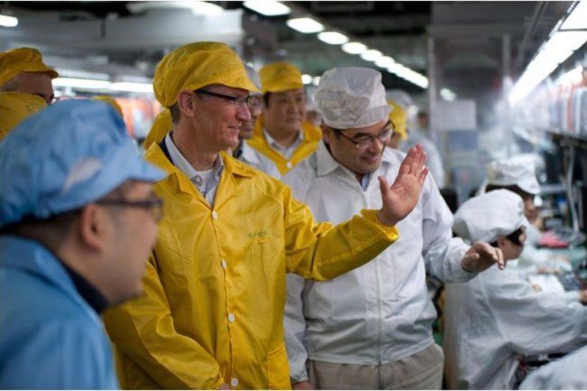 Tim Cook, PDG d'Apple, en visite dans une usine chinoise de Foxconn en compagnie d'un dirigeant chinois (crédit : IDGNS Boston)
