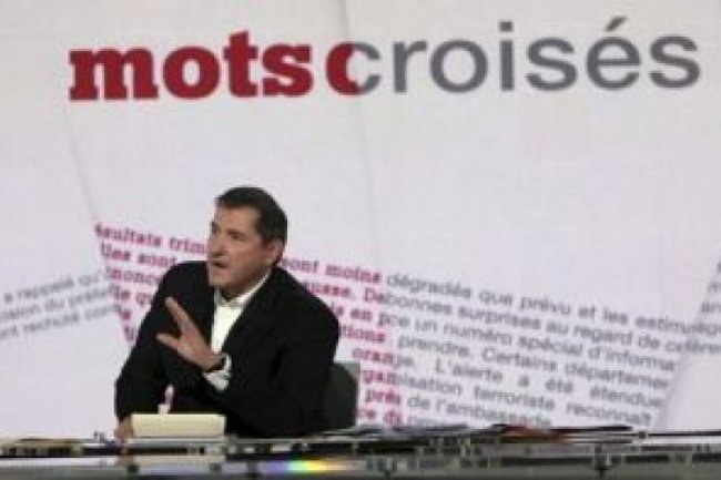 Yves Calvi dans l'émission Mots croisés (D. R.)