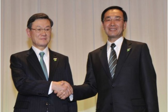 Le 27 juin, le groupe japonais Panasonic changera de prsident, Kazuhiro Tsuga ( droite) remplaant Fumio Ohtsubo. (crdit photo : Panasonic)  
