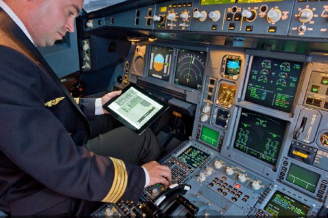 Un pilote utilisant un iPad équipé des applications FlySmart with Airbus