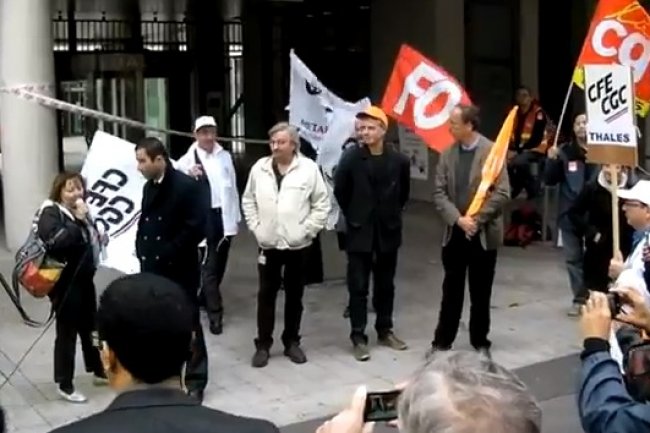 Benoit Hamon lors de la manifestation de soutien devant BUS Thakes Services à Neuilly, crédit D.R.