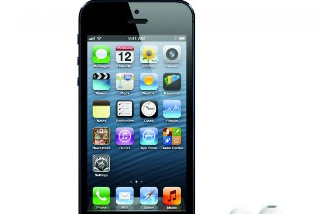 La garantie de deux ans pour les produits Apple (ici l'iPhone 5) doit tre clairement indique, selon l'Union europenne.