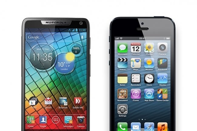 Face à l'iPhone d'Apple, le RaZR i de Motorola tient très bien la corde