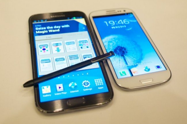 A gauche le Galaxy Note 2 et  droite le Galaxy S 3