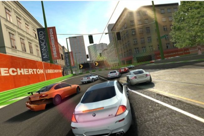 Deux titres EA, 'Les Sims Gratuit' et 'Real Racing 2', enrichissent l'offre de jeux sur la Freebox Rvolution.