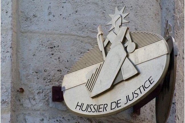 Enseigne dun huissier de justice en France (source Wikimedia Commons / 2012).