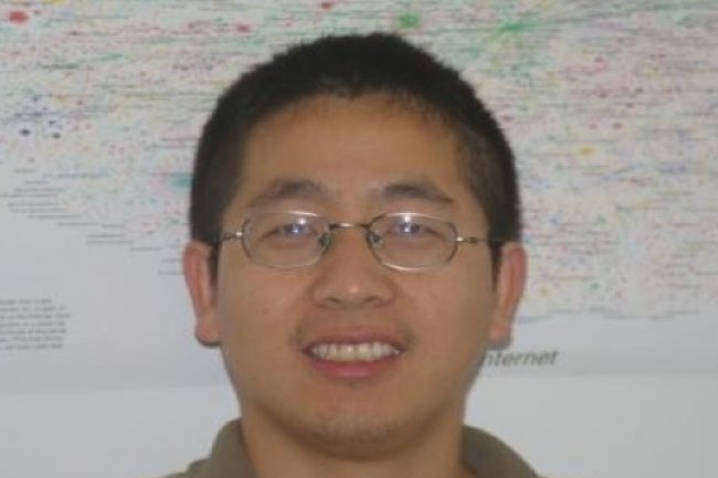 Xuxian Jiang, professeur de sciences informatiques  la NC State University, a test le service App Verification de Google 