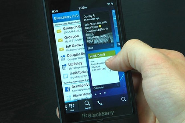 Le BlackBerry 10 de Rim avec son menu sur le cot. Crdit IDG NS