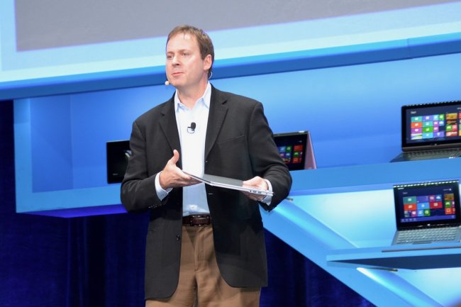 Kirk Skaugen, directeur gnral du groupe PC client chez Intel, exhibe un design d'ultrabook hybride lors d'une confrence de presse. Crdit IDG NS