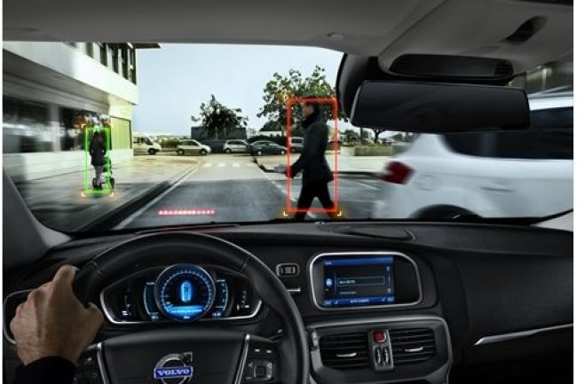 La camra de la Volvo V40 au-dessus du rtroviseur dtecte les dangers potentiels et les signale au conducteur. (crdit : media.volvocars.com) 