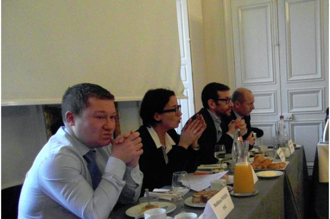 De gauche à droite, Karine Brunet, de Steria, Jean-Marc Defaut, de HP France, et Patrice Duboé, de Capgemini, en débat sur le cloud privé, ce matin à Paris. (crédit photo : D.R.)