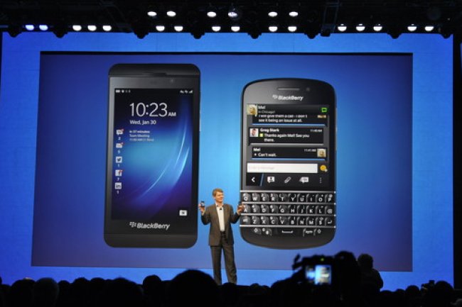 Thorsten Heins, PDG de BlackBerry présente les deux smartphones, le Z10 et le Q10