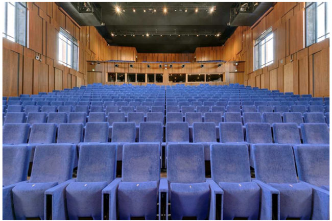 En 2013, Open World Forum double le nombre de places disponibles pour la confrence plnire. Ci-dessus, la salle plnire du Beffroy de Montrouge.