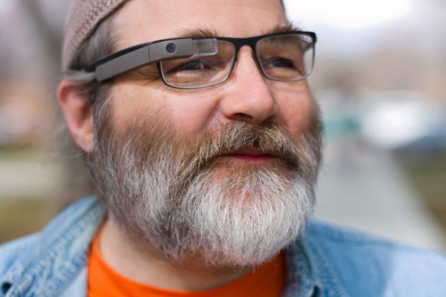 Les premiers testeurs des Google Glass sont progressivement contacts pour venir rcuprer leur gadget. Crdit D.R.