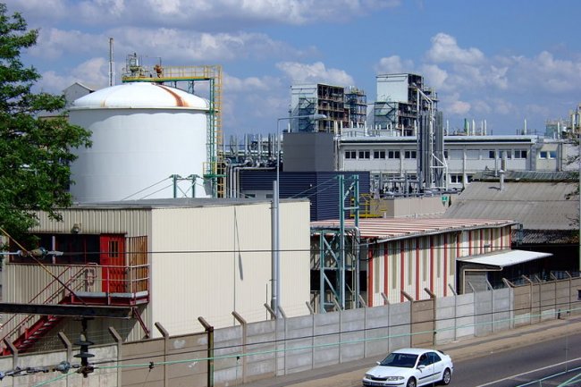L'usine Arkema de Pierre-Bénite, à la limite nord de la commune. Crédit: Wikipedia