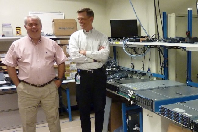 Jimmy Pike (à gauche), responsable du design serveur cloud au sein de la division Dell Solutions Data Center, et Drew Schulke, directeur marketing chez Dell, dans le laboratoire serveur DCS à Round Rock, au Texas.
