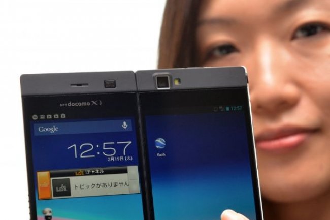 Le smartphone baptis Medius W N-05E de Nec propose deux crans pour plus de confort. Crdit AFP Photo/Yoshikazu Tsuno