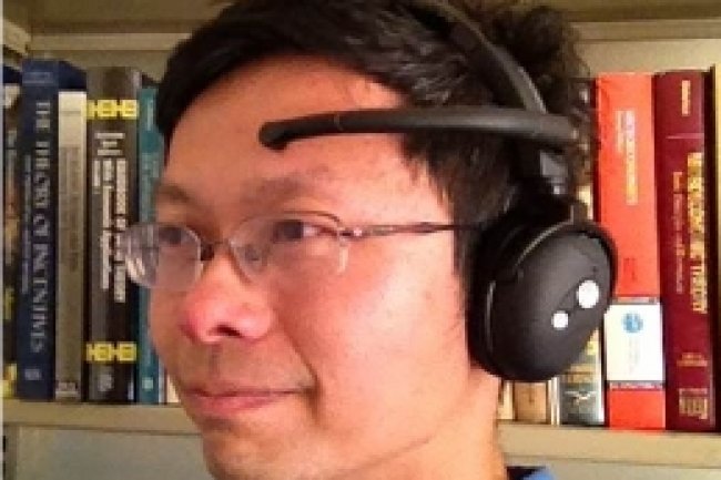 John Chuang, professeur à Berkeley avec le casque Neurosky  Crédit Photo: D.R