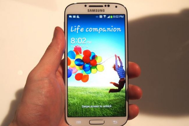Le Samsung Galaxy S4 est dot dun appareil photo de 13 mgapixels.