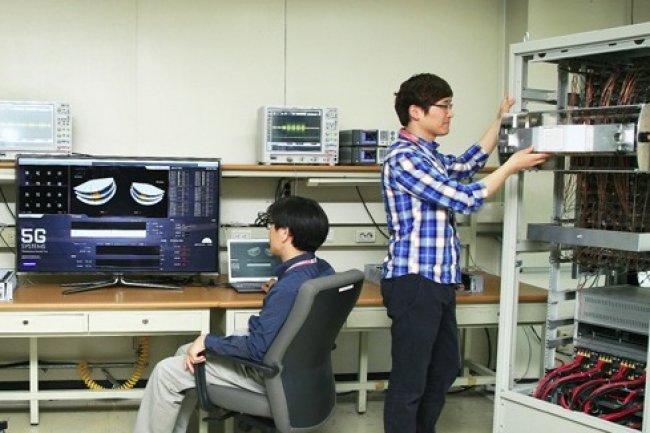 Les chercheurs de Samsung travaillant sur les tests 5G. Crdit D.R