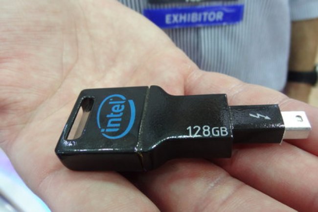 Intel a profitt du salon Computex pour prsenter une cl de stockage Thunderbolt. Crdit: D.R  