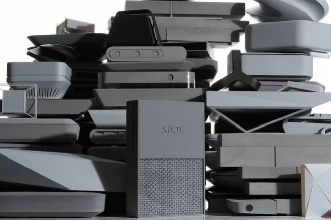 Une slection de prototypes de Xbox One (design final avec le logo: centre de la photo)