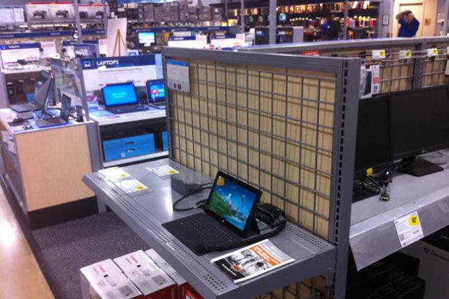 Un corner avec une tablette Surface RT dans un Best Buy aux Etats-Unis. Crdit D.R.