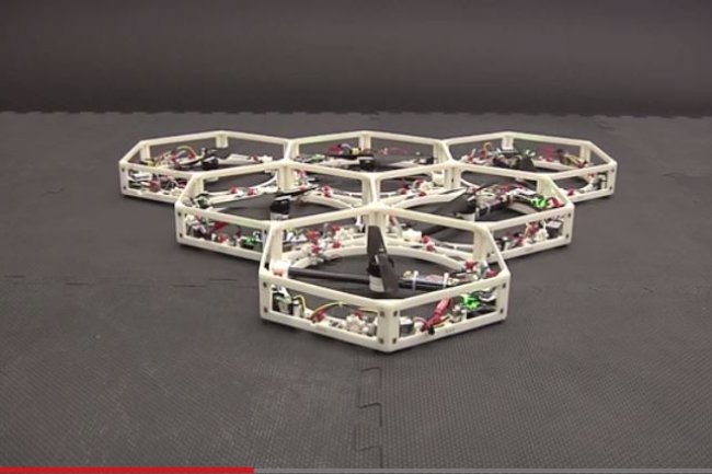 Des chercheurs de Zurich ont montr la stabilit en vol de robots assembls. Crdit: ETH