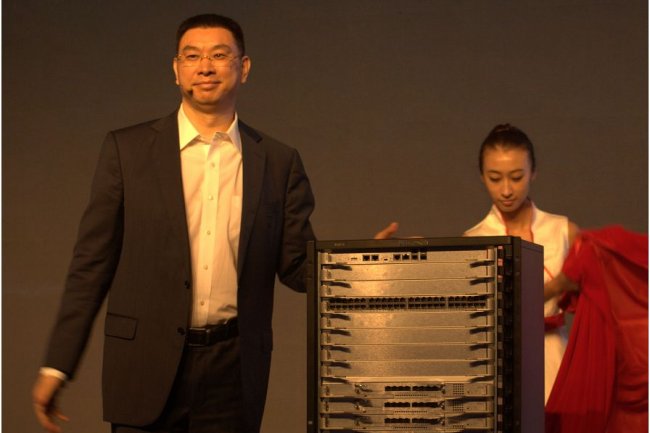 William Xu, CEO de la division Entreprises de Huawei, dévoile le commutateur SDN Agile S12700. (crédit : Michael Kan / IDG NS)