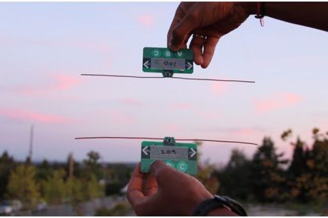 Les signaux transmis par voie hertzienne peuvent recharger un petit condensateur qui agit comme une batterie. (Crdit photo : Universit de Washington)