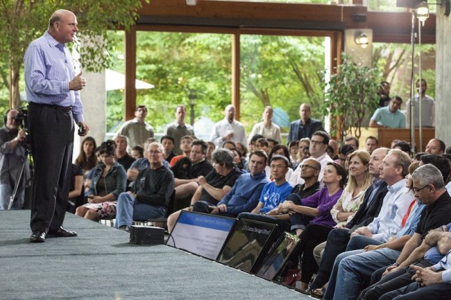 Steve Ballmer lors d'une de ses nombreuses interventions devant les salaris de Microsoft. Crdit D.R.