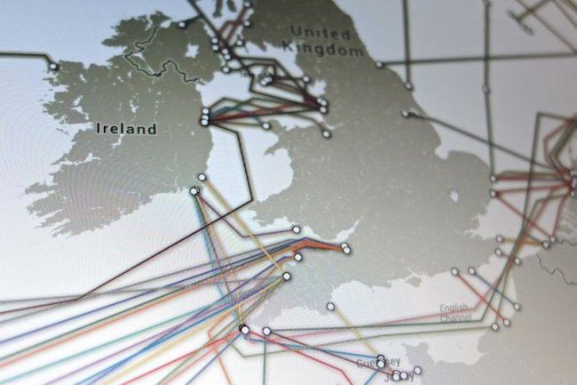 Au Royaume-Uni, le service de renseigement électronique a installé des mouchards sur 200 cables de fibre optique. Crédit: D.R