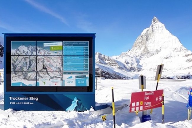 Des panneaux gants informent en temps rel les skieurs sur les pistes de Zermatt. Crdit D.R.