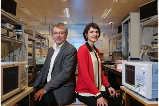 Luc Thvenaz et Camille Brs, les chercheurs  l'origine de cette innovation.