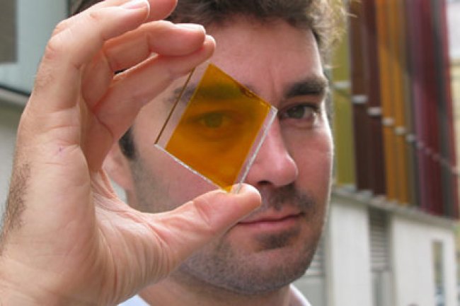 Le Dr Henry Snaith de l'Université d'Oxford montre un panneau solaire pérovskiteposé sur un morceau de verre.